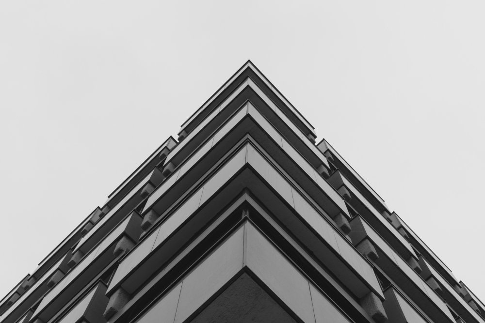 tiro angulo edificio hormigon gris que representa arquitectura moderna